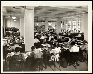 Sisäkuva naisista, jotka työskentelevät tilausosastolla International Magazine Co.:ssa, 119 West 40th Street, New York, 1919 (hopeagelatiiniprintti)